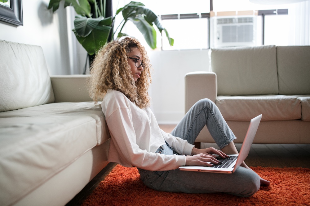 vrouw bedrijf met laptop linkedin-1